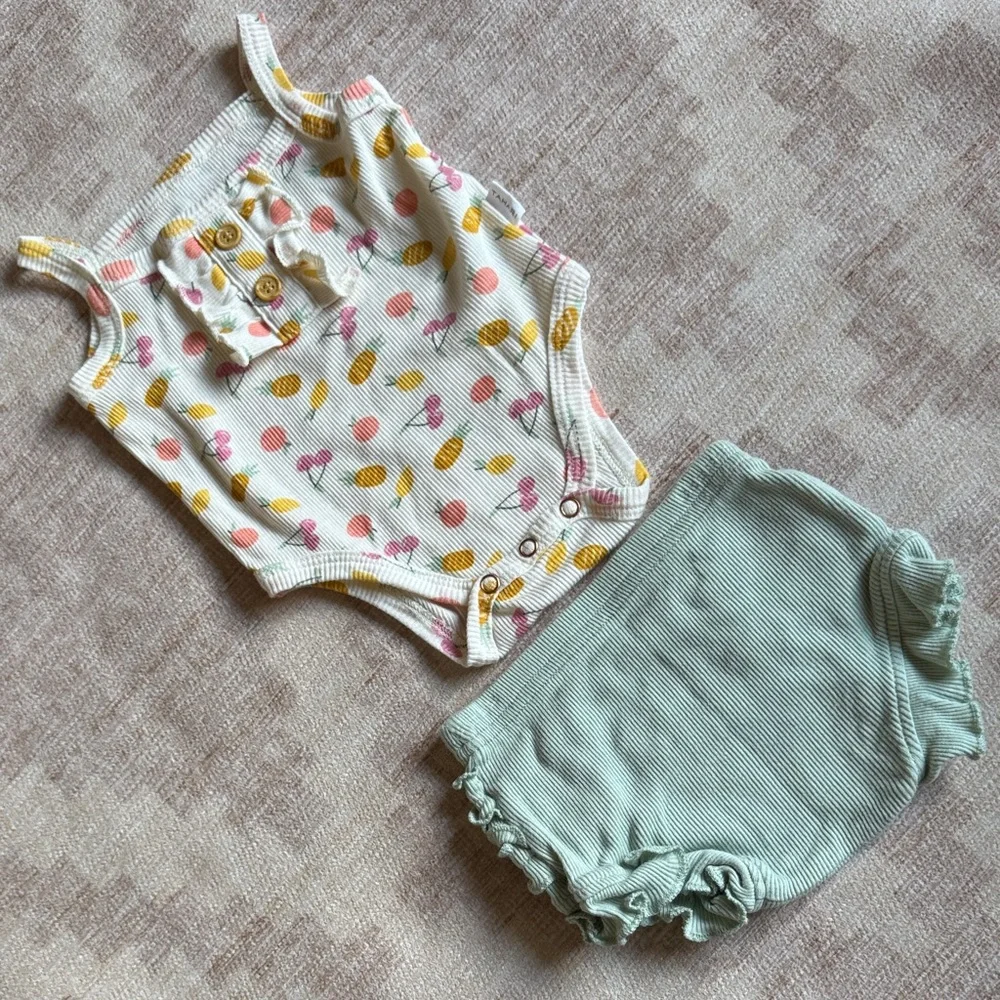 Tahari Fruit Print 2 Piece Set with Ruffled Bloomers size 0-3M